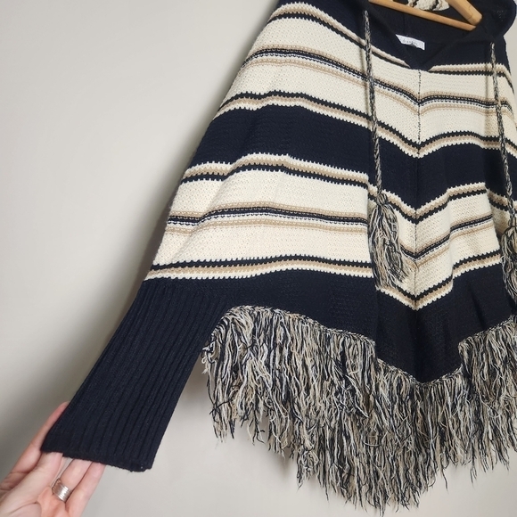 Dreamers Hooded Poncho - Picture 3 of 9